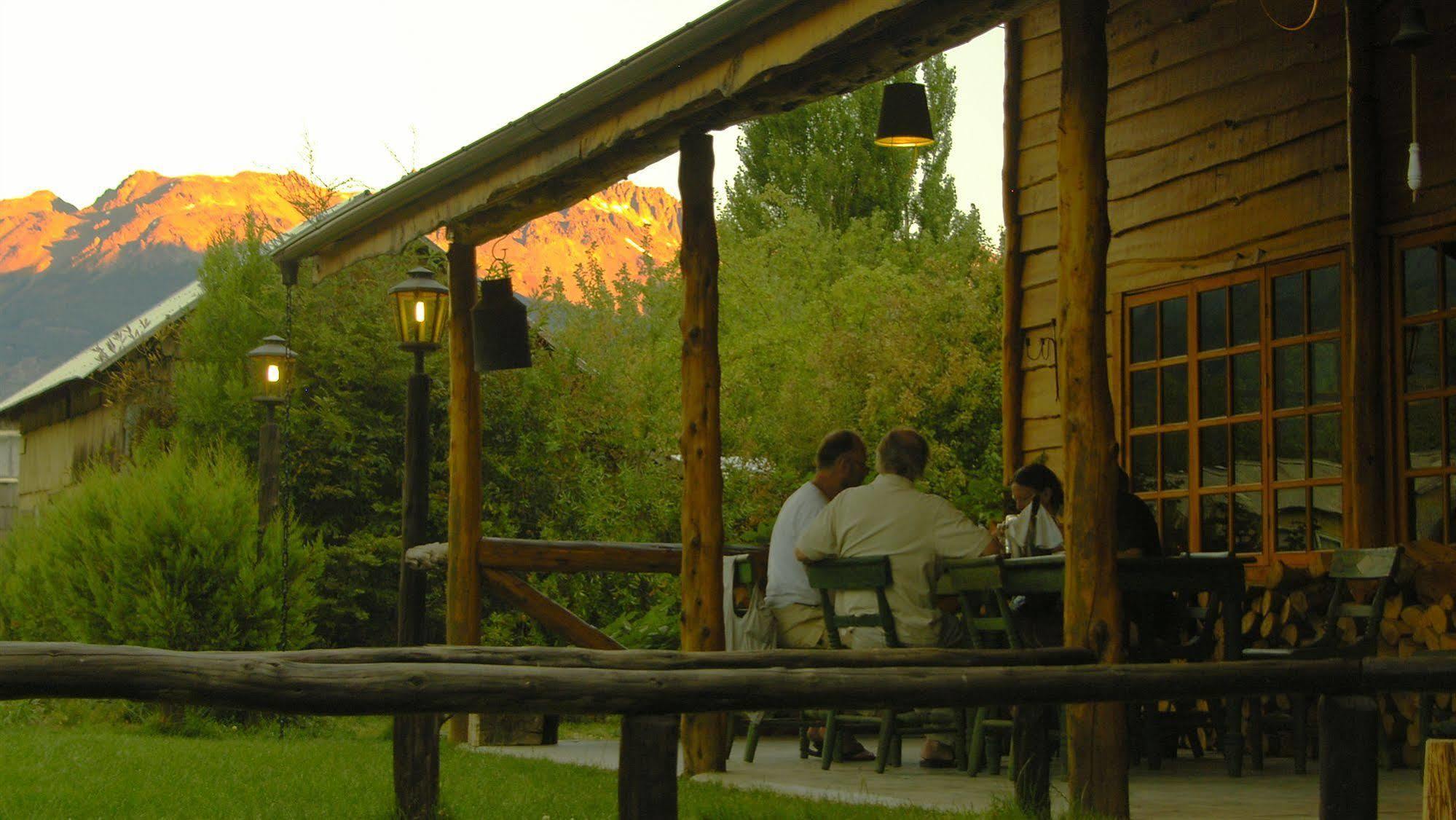 Hotel El Barranco Futaleufu Bagian luar foto
